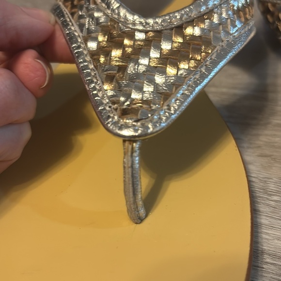 Salt + umber Women's Silver and Tan Sandals Flip flops Sz 9 NWOT - Picture 7 of 8